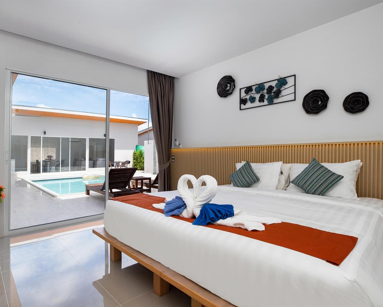 Villa 4 bedrooms with pool in Patong, Phuket — photo 5