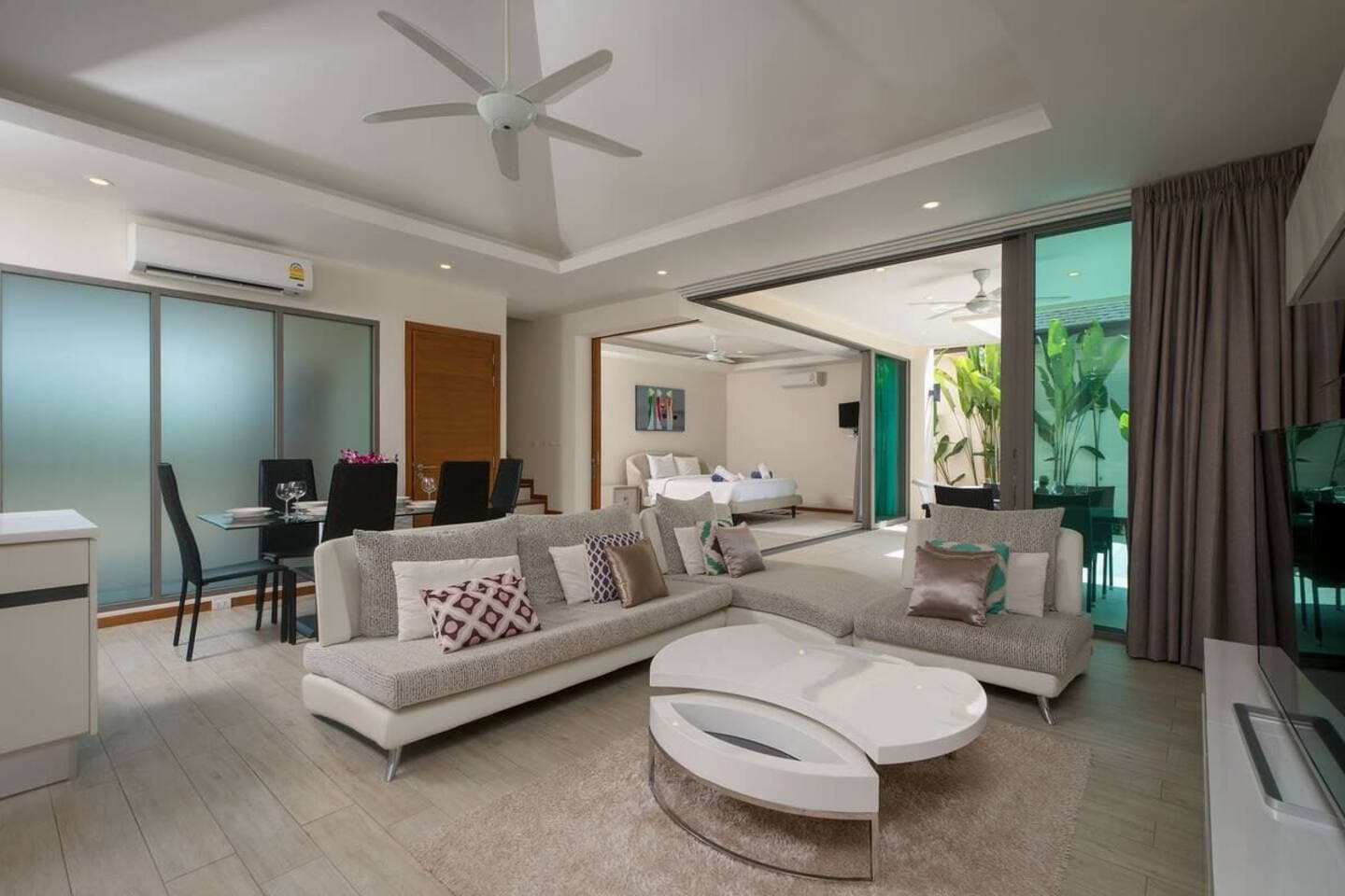 Villa 4 bedrooms with pool in Rawai, Phuket — photo 4