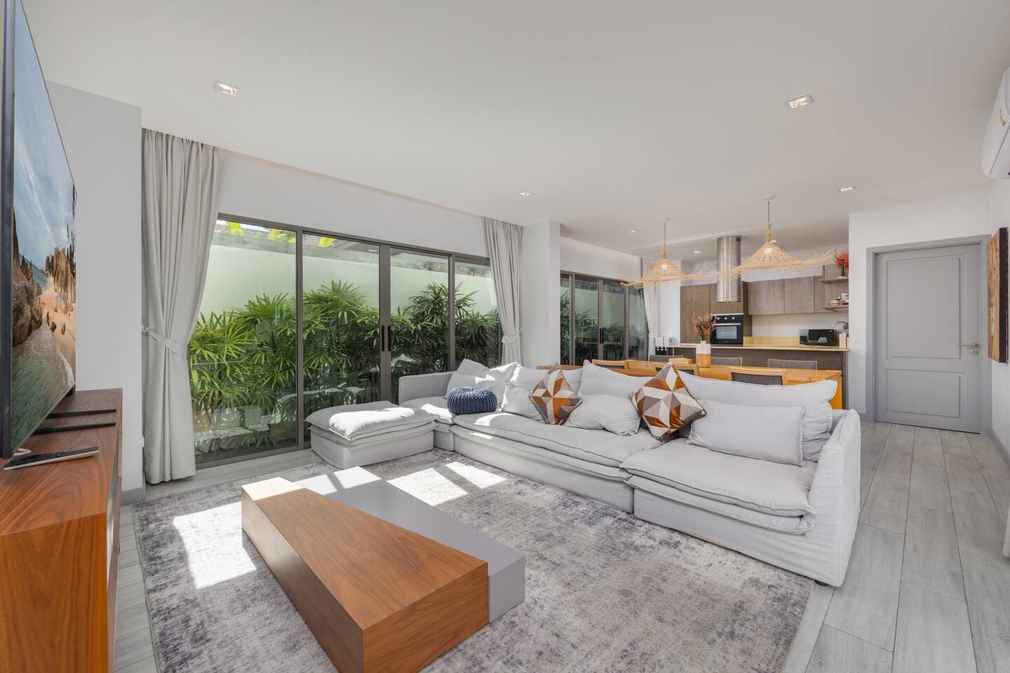 Villa 4 bedrooms with pool in Chalong, Phuket — photo 2